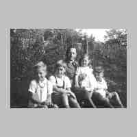 011-0274 Oskar von Frantzius 1944 mit seinen Kindern.jpg